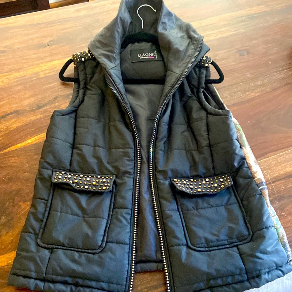 Ver trendy vest with studded pockets and shoulder lines